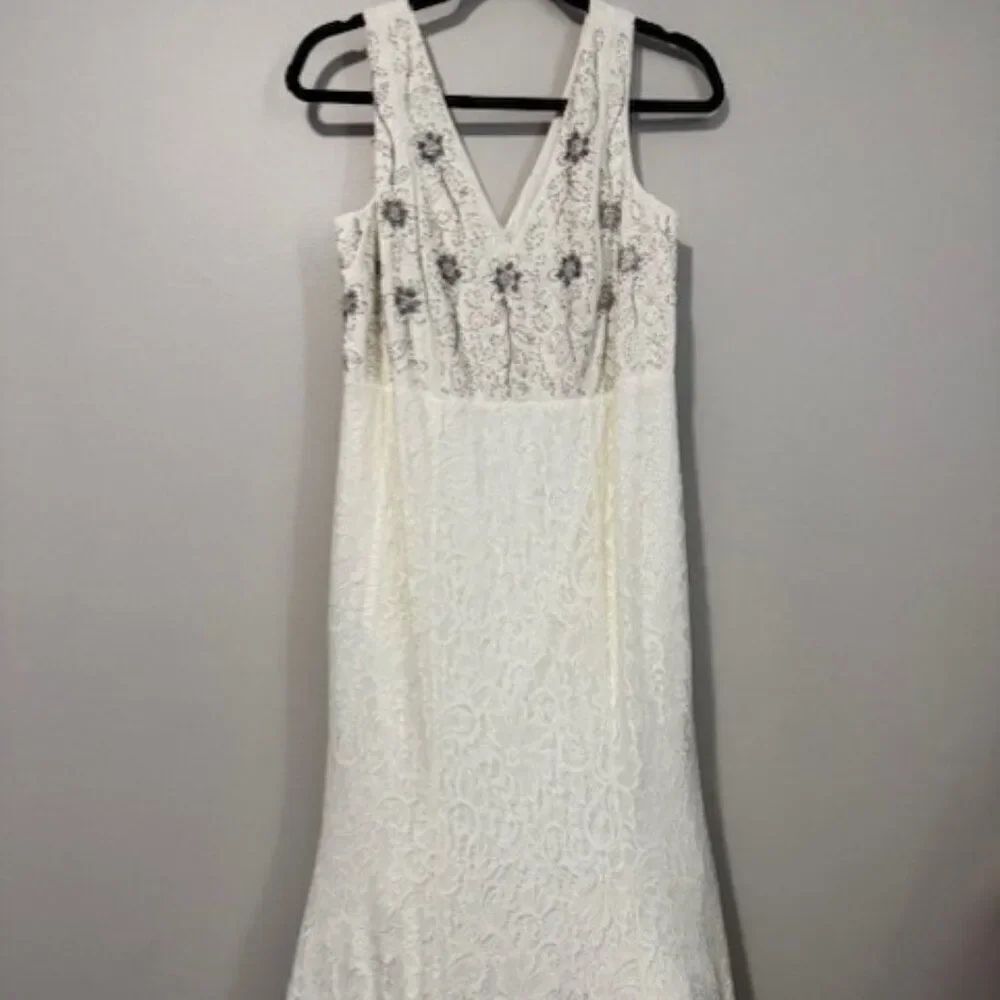 NEW Woman's Torrid Ivory and Lace Embellished V Neck No Sleeve Dress Size 10